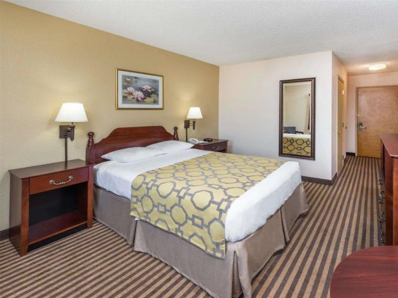 Hotel Baymont By Wyndham Metropolis Esterno foto