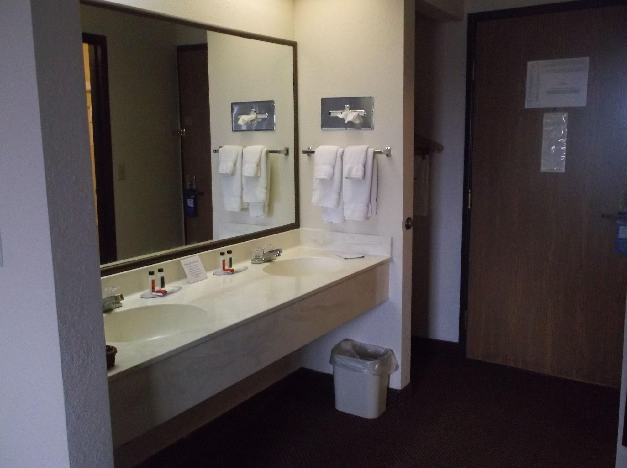 Hotel Baymont By Wyndham Metropolis Esterno foto