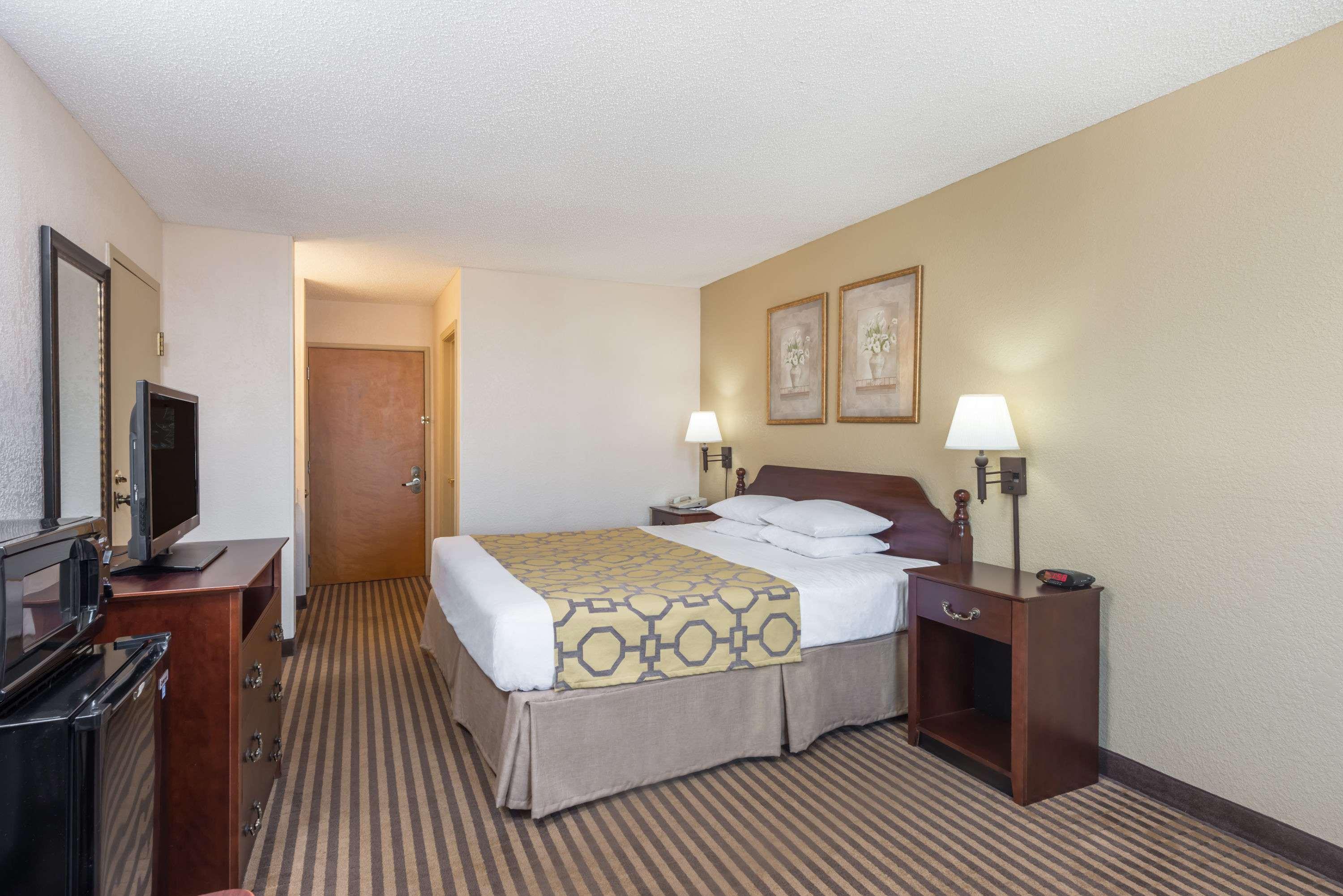 Hotel Baymont By Wyndham Metropolis Esterno foto