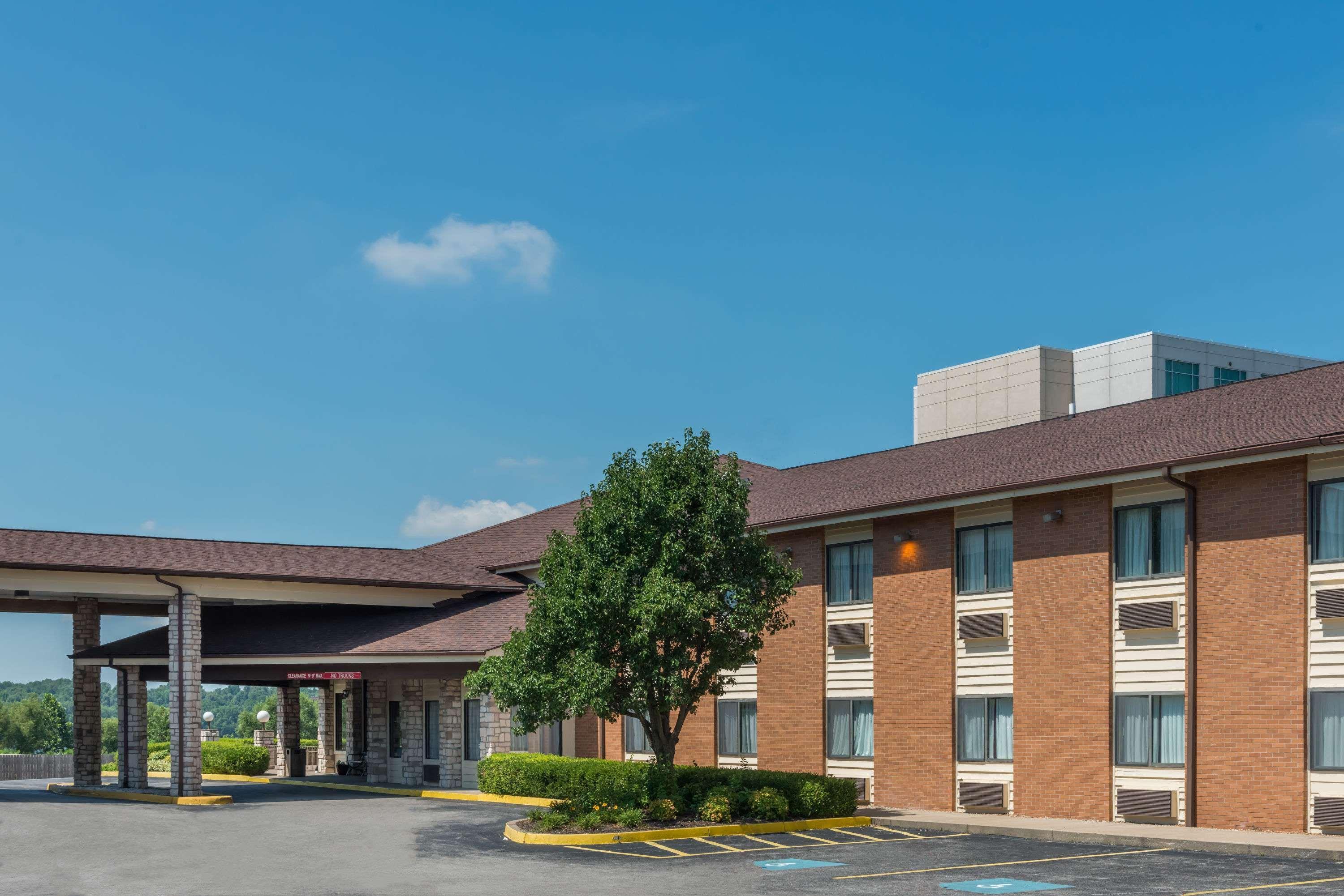 Hotel Baymont By Wyndham Metropolis Esterno foto