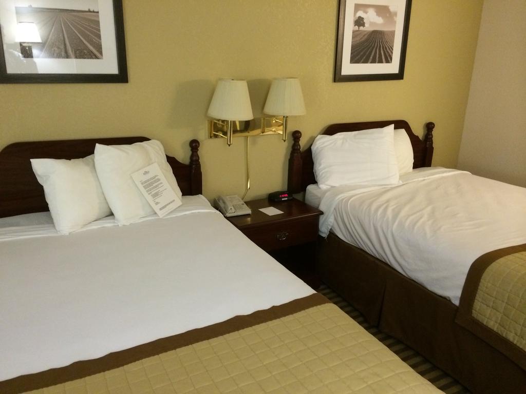 Hotel Baymont By Wyndham Metropolis Esterno foto